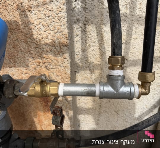 חיבור ופיצול צנרת מים חדשה ליד שעון המים